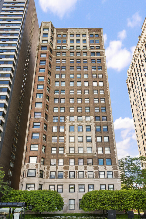 1448 N Lake Shore Dr in Chicago, IL - Building Photo