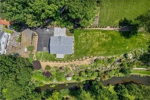 377 Jeffrey Pl in Valley Cottage, NY - Building Photo