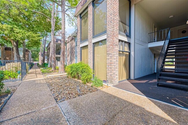 property at 7555 Katy Fwy