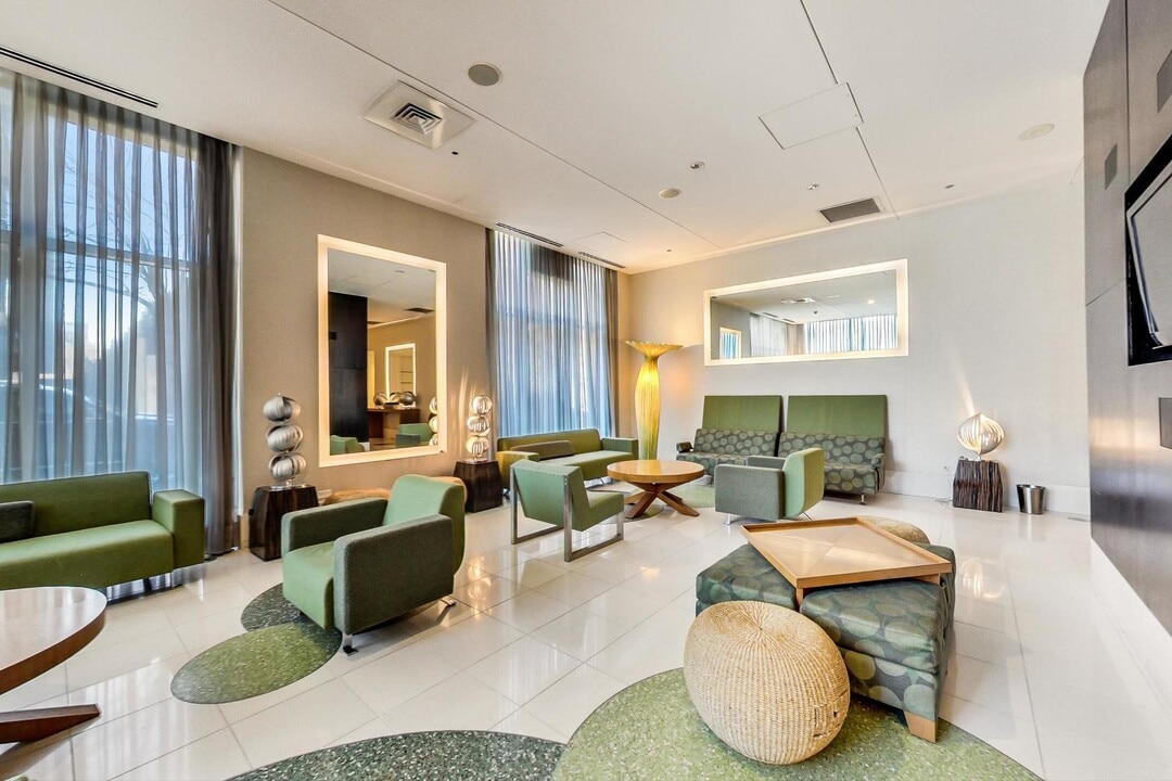 123 S Green St in Chicago, IL - Building Photo