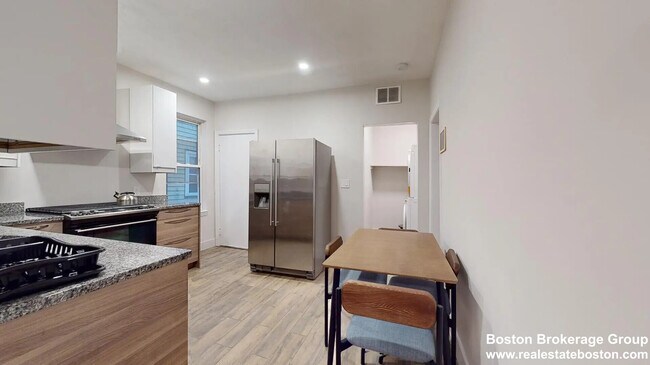 33 Edison Grn, Unit 2 in Boston, MA - Building Photo - Building Photo