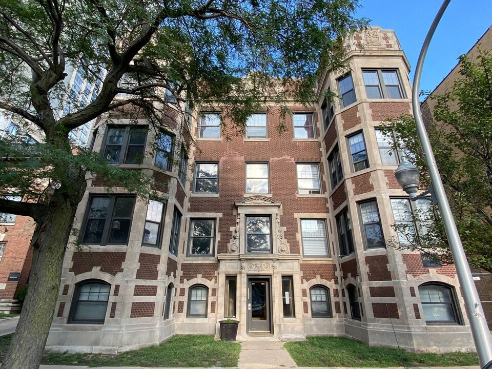 3935 N Pine Grove Ave, Unit 2N in Chicago, IL - Foto de edificio