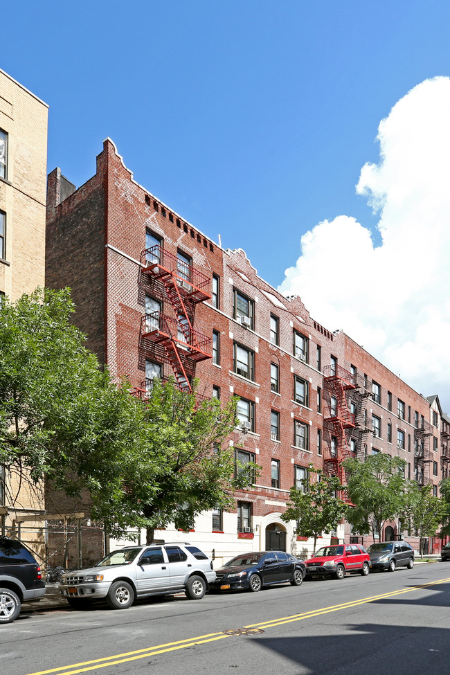 Irene Hall in New York, NY - Foto de edificio - Building Photo