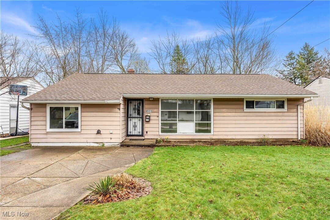 6531 Kenbridge Rd in Parma Heights, OH - Building Photo