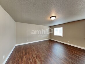 440 Tulip Ave in Woodburn, OR - Foto de edificio - Building Photo