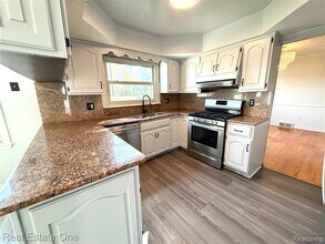 26211 Simone St in Dearborn Heights, MI - Building Photo - Building Photo