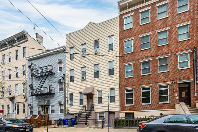 305 Monroe St in Hoboken, NJ - Foto de edificio - Building Photo