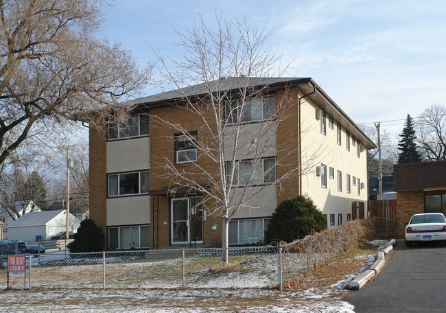 5025 University Ave NE in Columbia Heights, MN - Foto de edificio - Building Photo