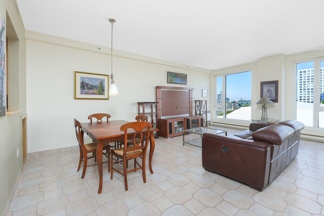 340 Rue du Champ de Mars in Montréal, QC - Building Photo - Building Photo