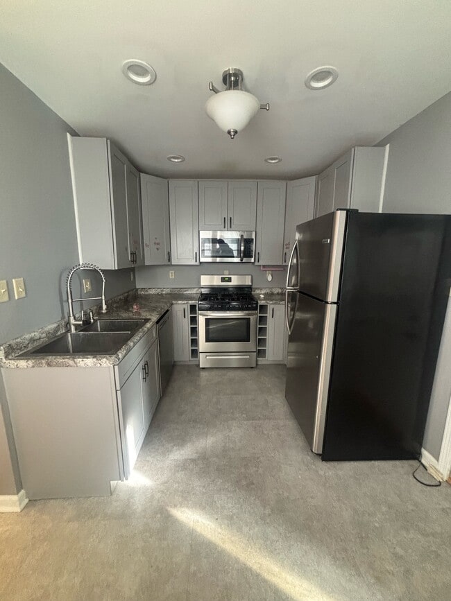 1023 N Court St in Rockford, IL - Building Photo - Building Photo