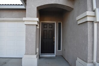 805 Vía Rosa in Los Banos, CA - Building Photo - Building Photo