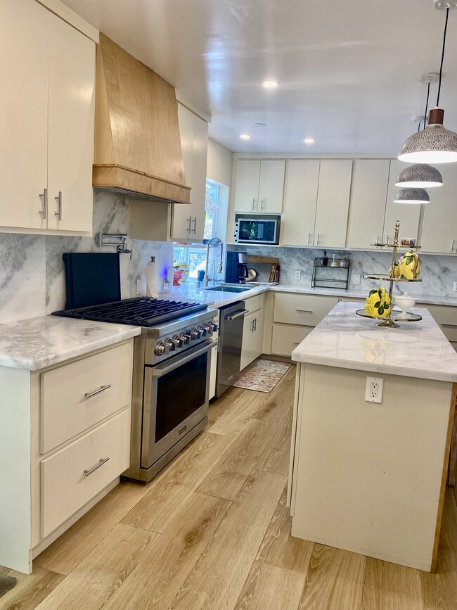11323 Mississippi Ave, Unit 11323 in Los Angeles, CA - Building Photo - Building Photo