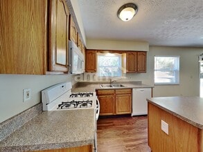 8612 Oak Creek Dr in Lewis Center, OH - Building Photo - Building Photo