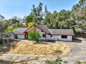 29766 Tioga Dr in Coarsegold, CA - Building Photo