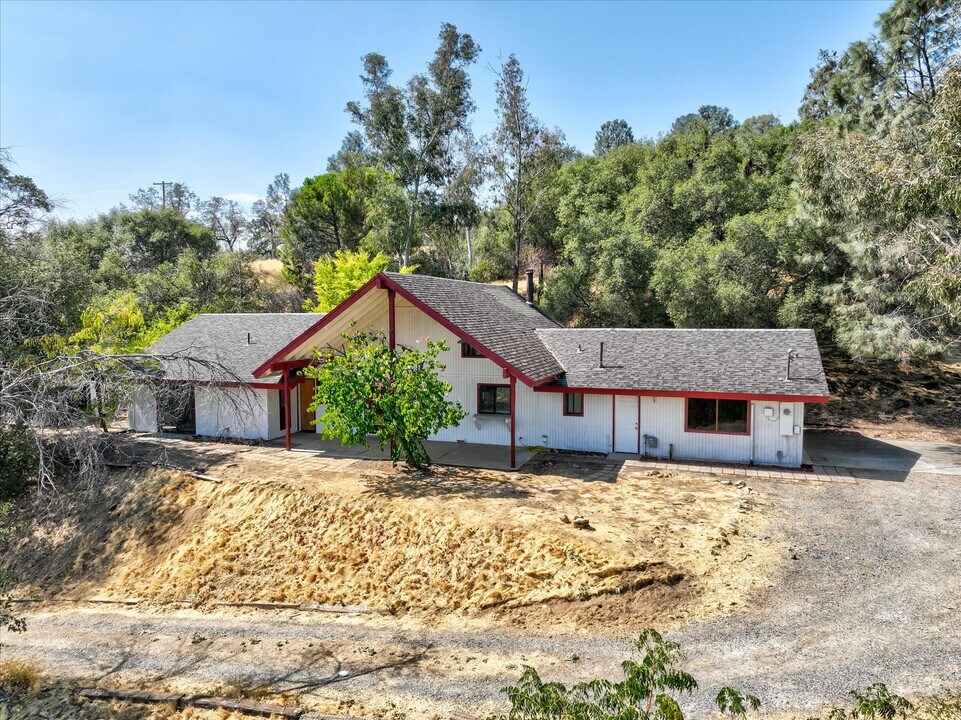 29766 Tioga Dr in Coarsegold, CA - Building Photo