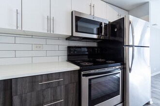 745 W Gordon Ter, Unit 206 in Chicago, IL - Foto de edificio - Building Photo