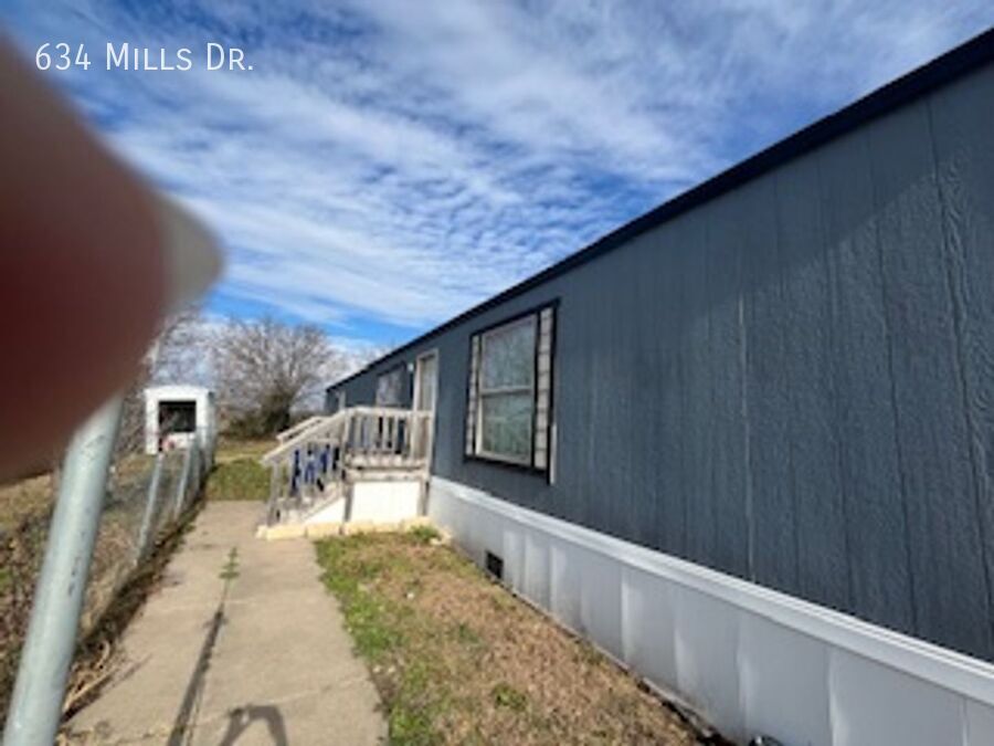 634 N Mills Dr in Towanda, KS - Building Photo