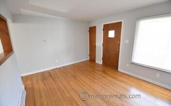 61-61D E Henderson Rd in Columbus, OH - Building Photo - Building Photo