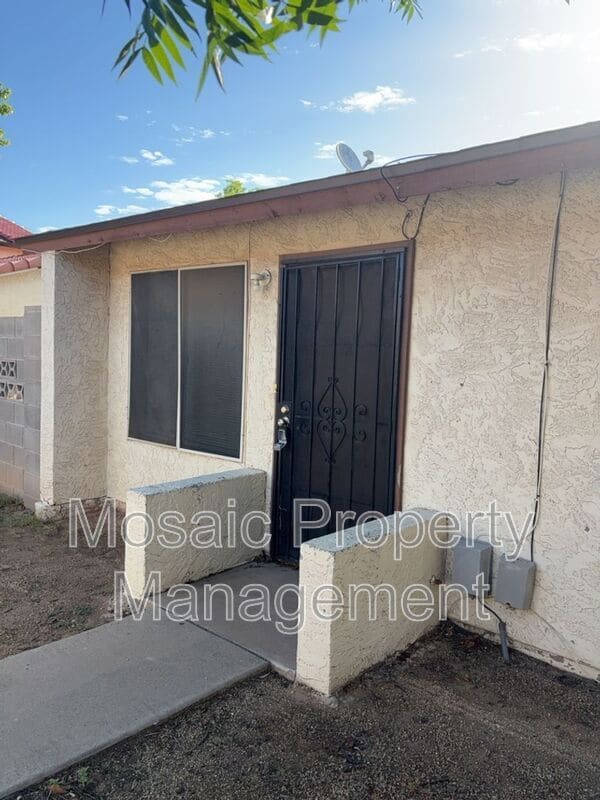 2440 E Waltann Ln in Phoenix, AZ - Building Photo - Building Photo