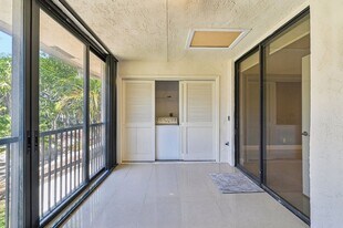 2613 Carambola Cir N in Coconut Creek, FL - Building Photo