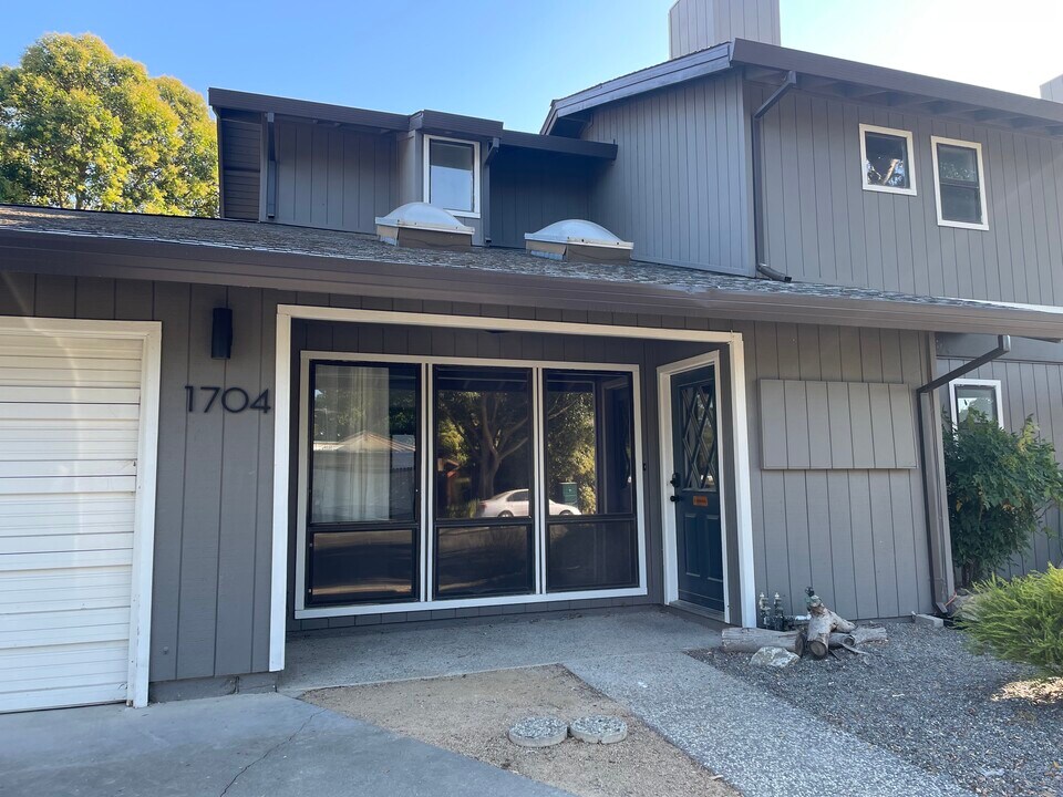 1704 Humboldt Ave in Davis, CA - Building Photo