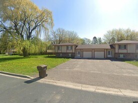 1460 Meadow Ln in Maple Plain, MN - Building Photo