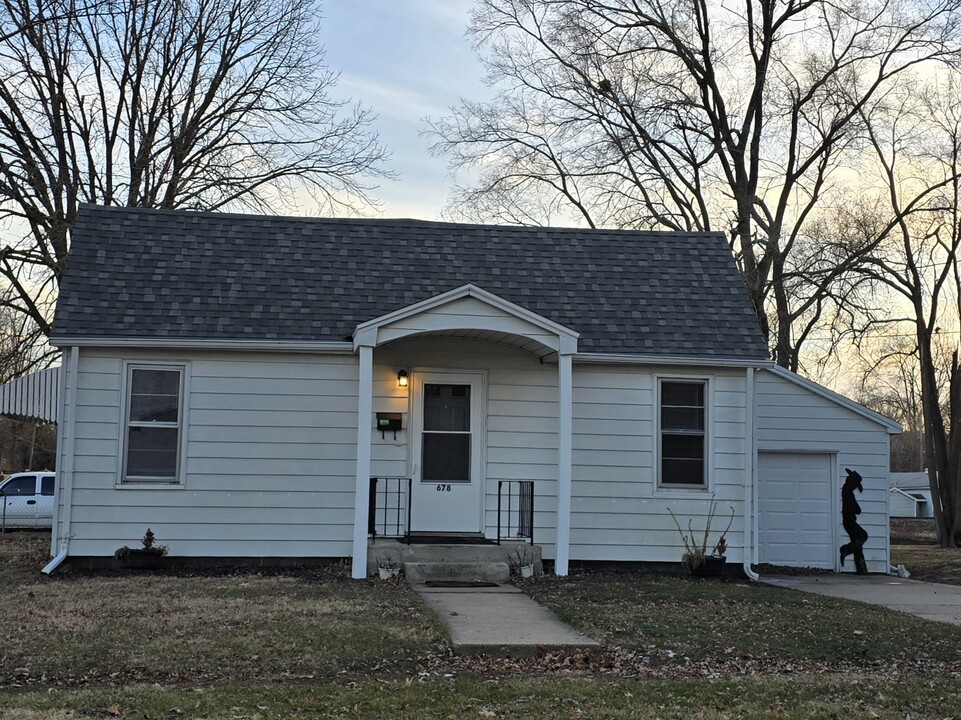 678 E Grove St in Galesburg, IL - Foto de edificio