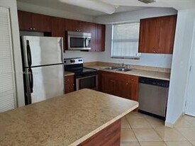561 NE 30th Terrace in Miami, FL - Building Photo