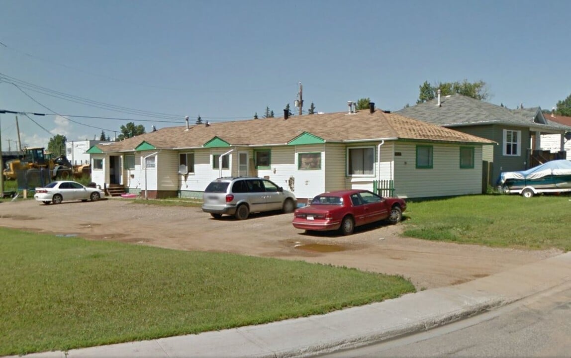 9629-9615 15 St in Dawson Creek, BC - Building Photo