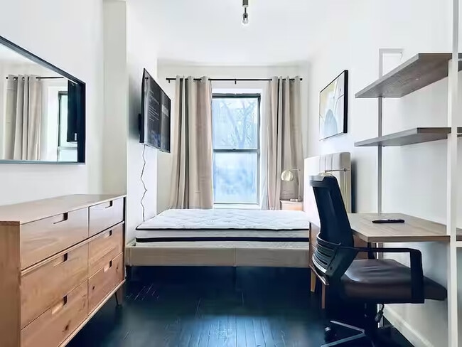 Furnished room/NOT APARTMENT, Unit 2FL in Brooklyn, NY - Building Photo - Building Photo