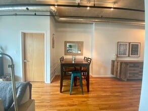 700 W Van Buren St, Unit 700 W Van Buren St 1201 in Chicago, IL - Building Photo - Building Photo