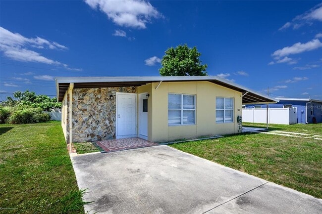 510 Sharon Cir in Port Charlotte, FL - Building Photo - Building Photo
