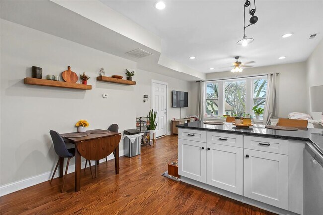 2418 W Medill Ave in Chicago, IL - Building Photo - Building Photo