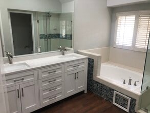 20950 Oxnard St in Woodland Hills, CA - Building Photo - Building Photo