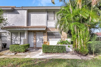 9775 Riverside Dr in Coral Springs, FL - Building Photo - Building Photo