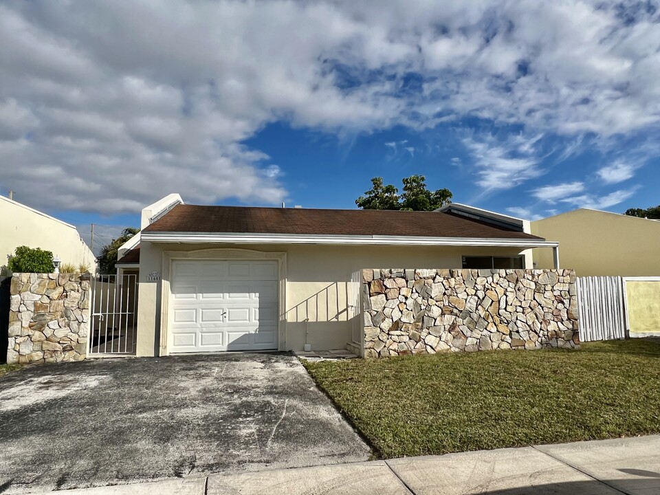 11601 SW 81st Ter in Miami, FL - Building Photo