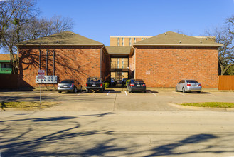 A Central Place in Denton, TX - Foto de edificio - Building Photo