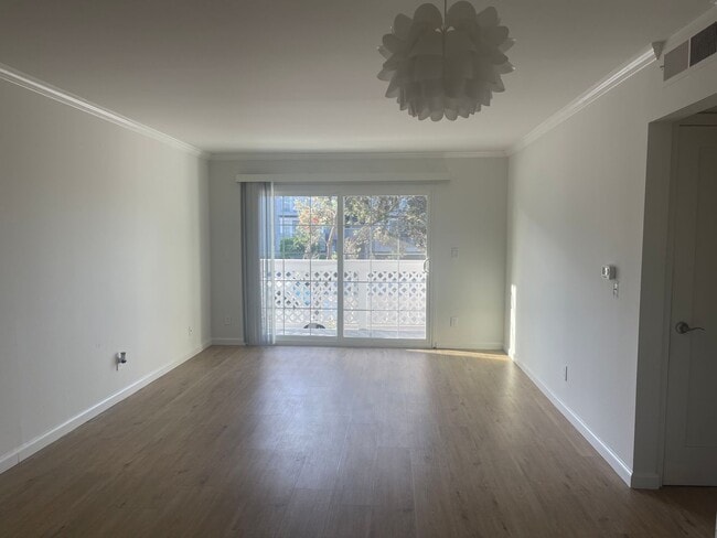 LUXURY LIVING AT AN AFFORDABLE PRICE in Los Angeles, CA - Foto de edificio - Building Photo