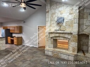 998 S Abbot Rd in Adkins, TX - Building Photo - Building Photo