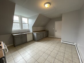 48 Pekin St, Unit 3 in Providence, RI - Foto de edificio - Building Photo