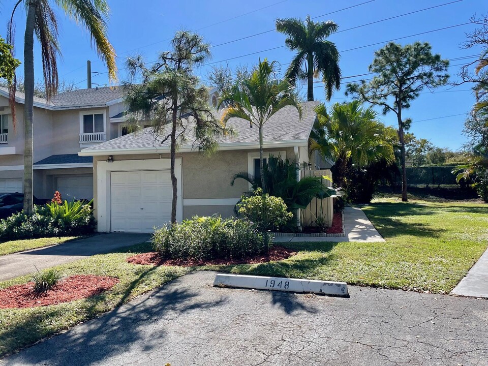 1948 Discovery Cir E in Deerfield Beach, FL - Building Photo