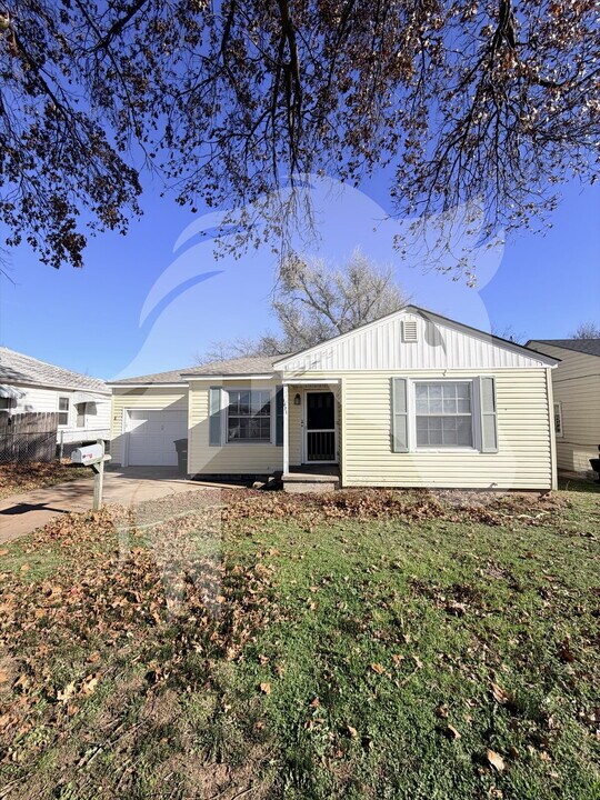 1621 S Jackson St in Enid, OK - Building Photo