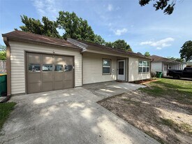 1807 Firwood Dr in Pasadena, TX - Building Photo