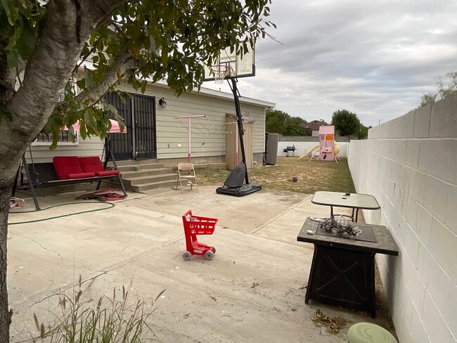 915 Rutledge Dr in Laredo, TX - Building Photo - Building Photo