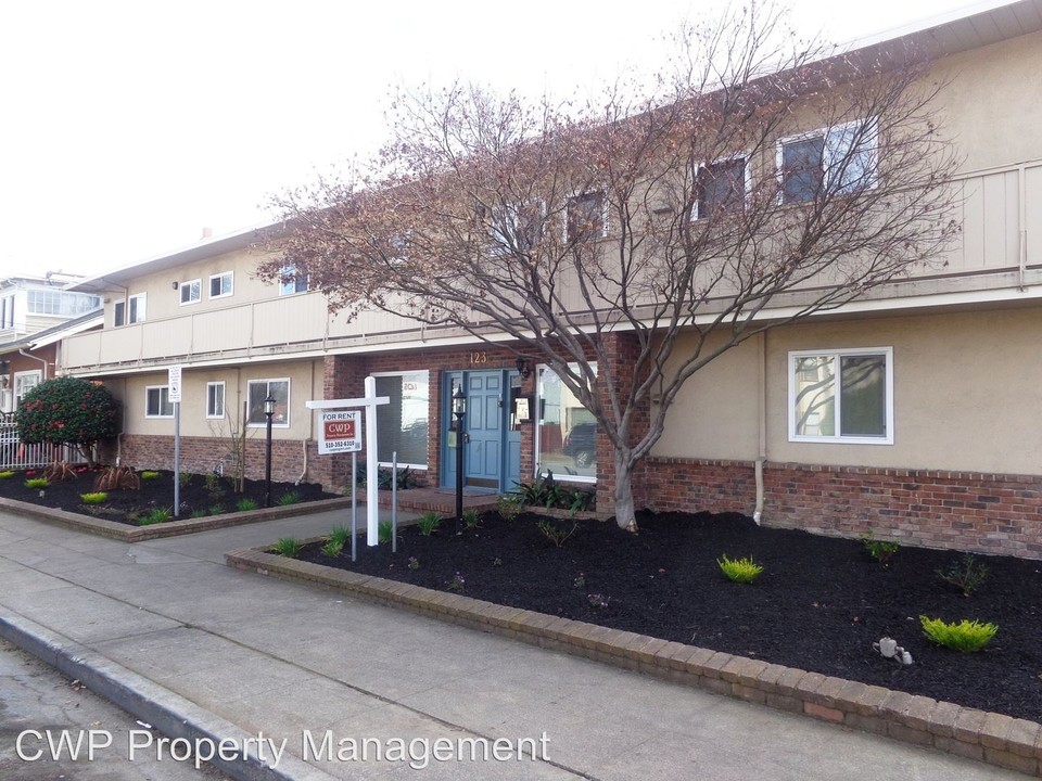 Stoakes Apartments in San Leandro, CA - Building Photo