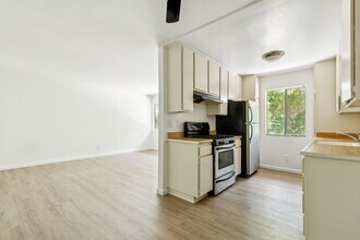 8800 Cedros Ave in Los Angeles, CA - Building Photo - Building Photo