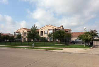 Waxahachie Village Condominiums in Waxahachie, TX - Building Photo - Building Photo