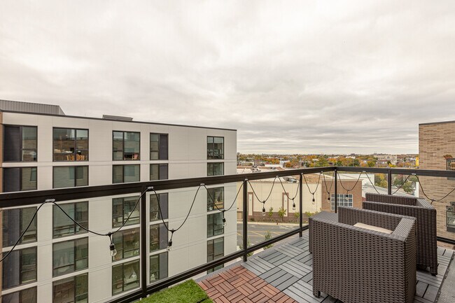 1701 W Webster Ave, Unit 702 in Chicago, IL - Foto de edificio - Building Photo