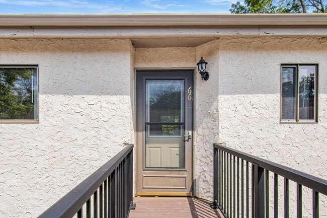 1566 Millpond Ct in Chaska, MN - Foto de edificio - Building Photo