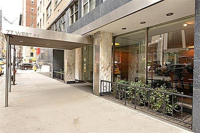 77 W 55th St in New York, NY - Building Photo - Building Photo